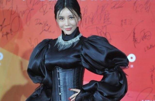 娱乐圈没整过容的明星_娱乐圈整容女明星名单_孙菲菲整容后无戏可拍