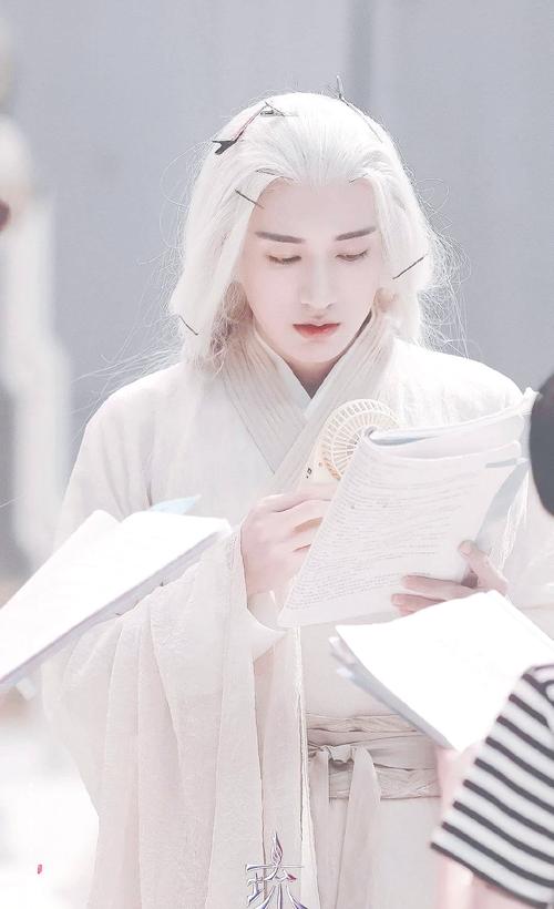 娱乐圈里那些白到发光的男星们