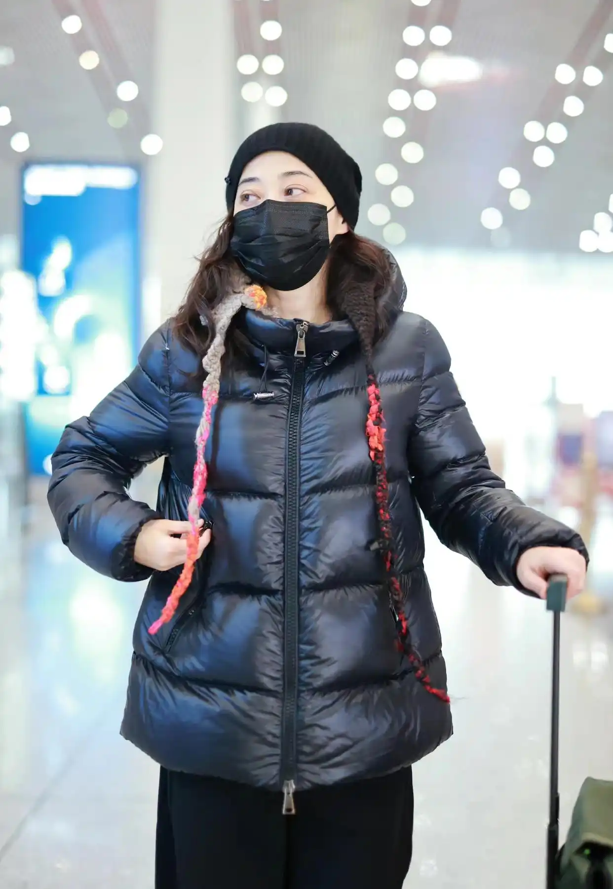 女明星的冬装_梅婷冬季棉服搭配_梅婷机场秀造型