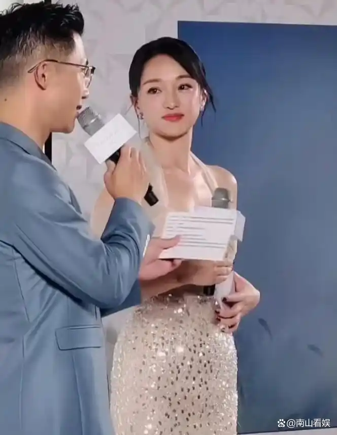 小骨架女明星_小个子美女惊艳合照_身材娇小气质出众女明星