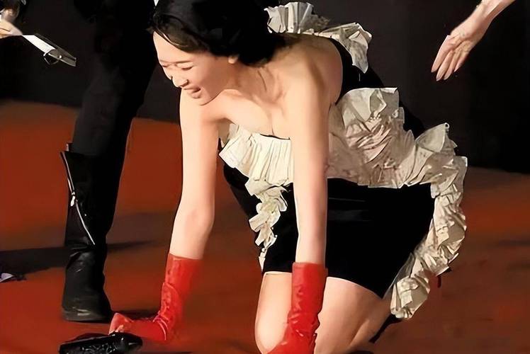 女明星走红毯肩带断了_女明星吊带裙时吊带断裂_女明星掉肩带
