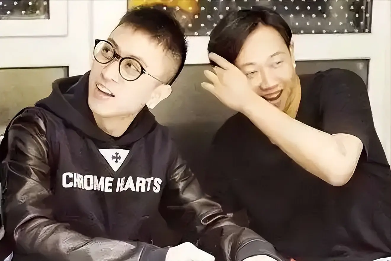 秦奋撞毁超跑事件_秦奋的奢华生活_网红王思聪八卦-